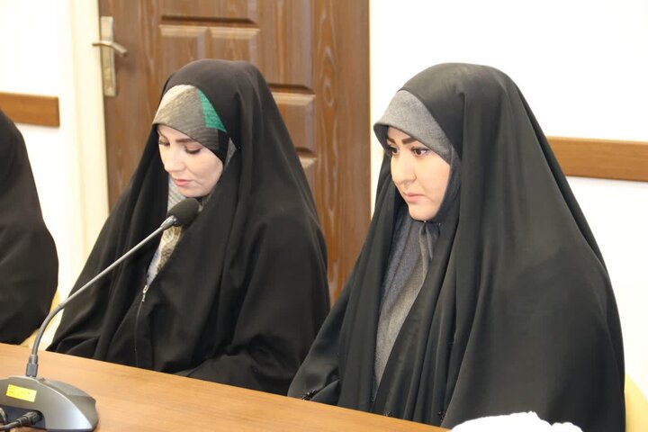 تصاویر / دیدار اعضای ستاد نمازجمعه خواهران با امام جمعه شهرستان آبیک