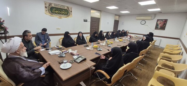 تصاویر / دیدار اعضای ستاد نمازجمعه خواهران با امام جمعه شهرستان آبیک