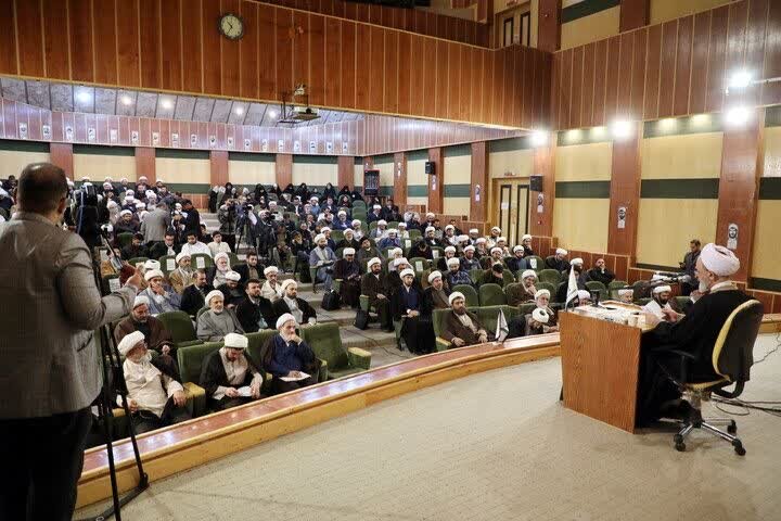 تصاویر / حضور مدری حوزه علمیه قزوین در مراسم اختتامیه شانزدهمین جشنواره علامه حلی در شهر مقدس قم