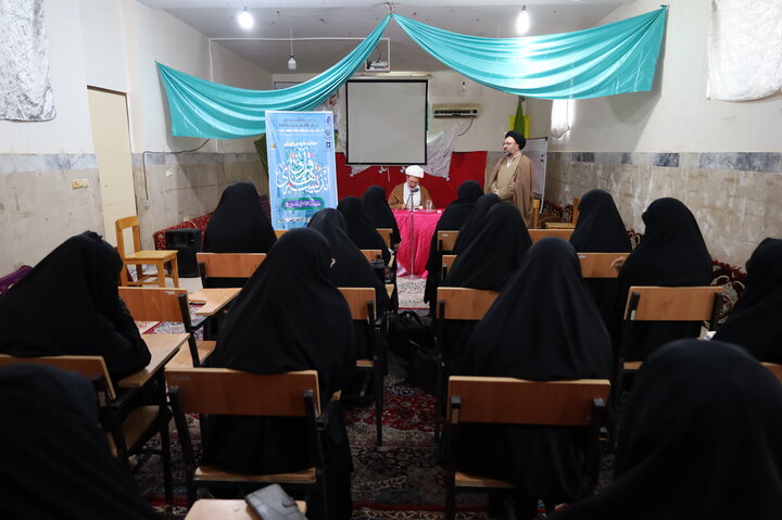 پیش نشست کنگره بین المللی پیامبر اعظم محور وحدت امت اسلامی در اندیشه های قرآنی رهبری در مدرسه علمیه خواهران چابهار