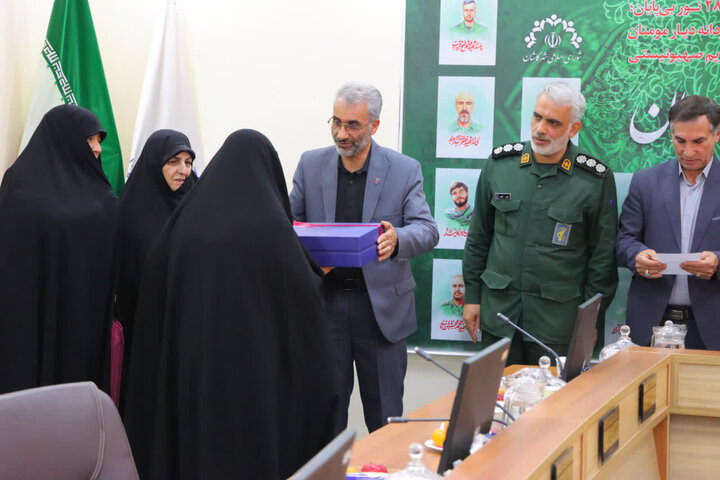 تصاویر/ تجلیل از مادران و همسران شهدای جنگ تحمیلی 12روزه کاشان