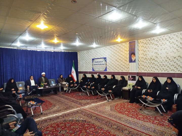 تصاویر/دیدار بانوان فعال فرهنگی دلفان با امام جمعه شهرستان