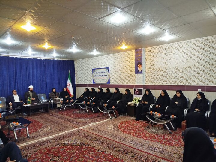 تصاویر/دیدار بانوان فعال فرهنگی دلفان با امام جمعه شهرستان