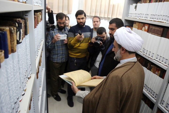 تصاویر/ بازدید خبرنگاران از کتابخانه آیت‌الله‌العظمی گلپایگانی(ره)