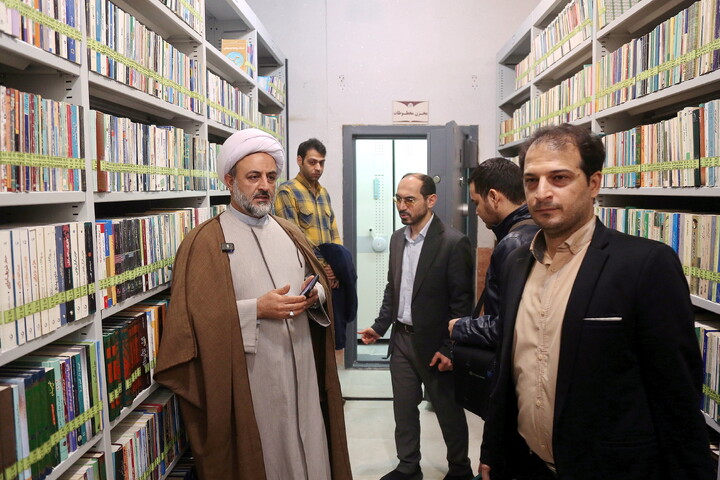 تصاویر/ بازدید خبرنگاران از کتابخانه آیت‌الله‌العظمی گلپایگانی(ره)