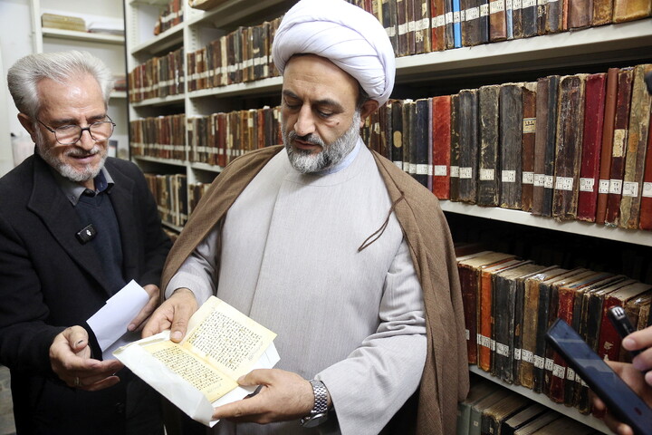 تصاویر/ بازدید خبرنگاران از کتابخانه آیت‌الله‌العظمی گلپایگانی(ره)