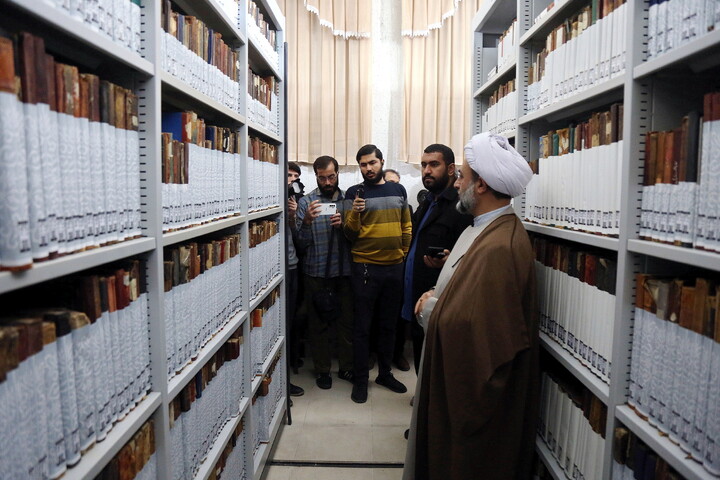 تصاویر/ بازدید خبرنگاران از کتابخانه آیت‌الله‌العظمی گلپایگانی(ره)