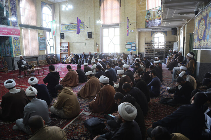 تصاویر / برگزاری درس اخلاق در مدرسه آیت الله آخوند(ره)