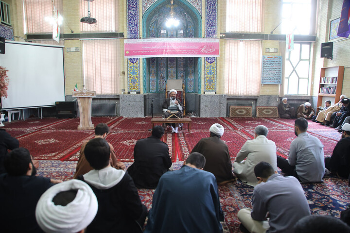 تصاویر / برگزاری درس اخلاق در مدرسه آیت الله آخوند(ره)