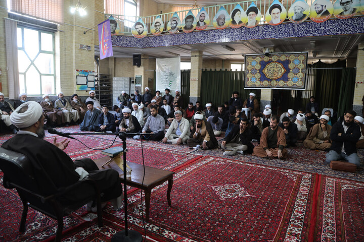 تصاویر / برگزاری درس اخلاق در مدرسه آیت الله آخوند(ره)