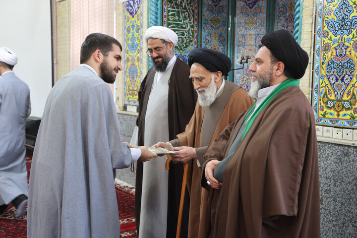 تصاویر / تقدیر از طلاب برتر مدرسه علمیه آیت الله آخوند(ره)