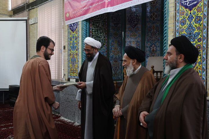 تصاویر / تقدیر از طلاب برتر مدرسه علمیه آیت الله آخوند(ره)