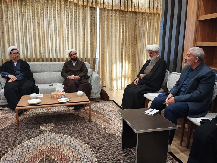 تصاویر / جلسه هم اندیشی و برنامه ریزی مراسم بزرگداشت علامه مصباح (ره) در تبریز