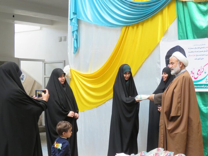 تصاویر/ نشست علمی-پژوهشی در مدرسه علمیه خواهران برازجان