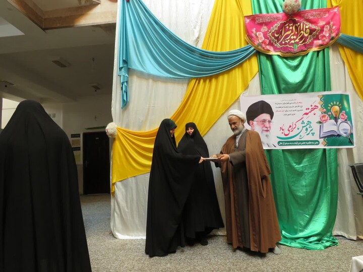 تصاویر/ نشست علمی-پژوهشی در مدرسه علمیه خواهران برازجان