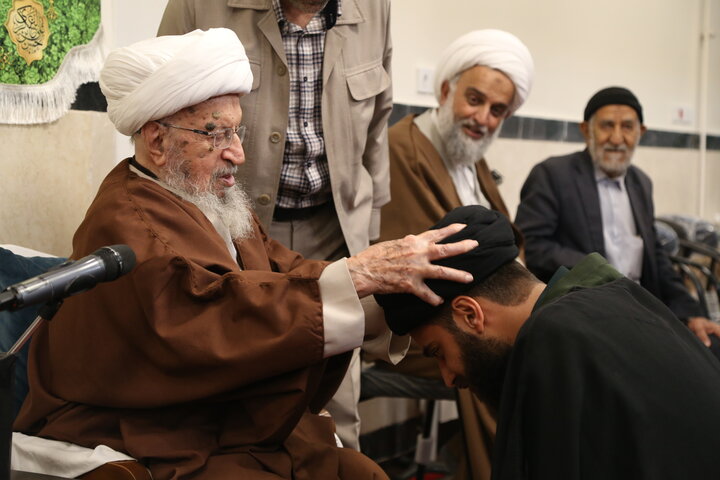 تصاویر| توسط حضرت آیت الله العظمی مکارم شیرازی جمعی از طلاب منصوریه ملبس شدند