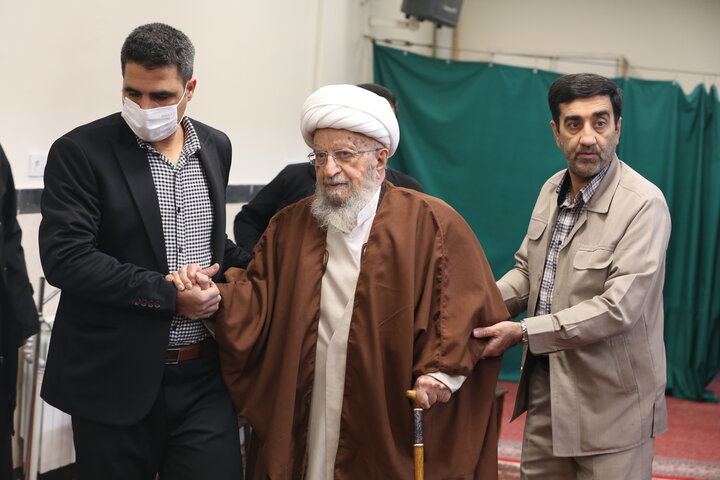 تصاویر| توسط حضرت آیت الله العظمی مکارم شیرازی جمعی از طلاب منصوریه ملبس شدند