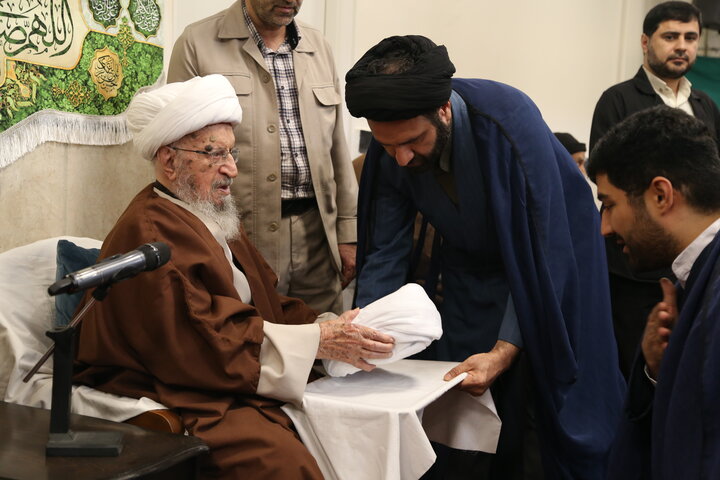 تصاویر| توسط حضرت آیت الله العظمی مکارم شیرازی جمعی از طلاب منصوریه ملبس شدند
