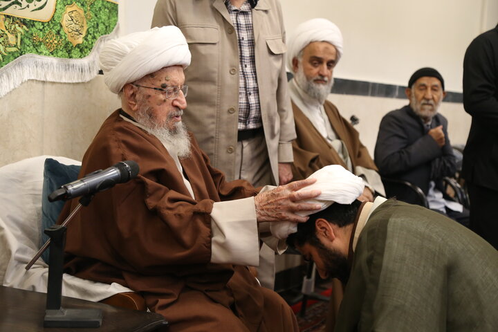 تصاویر| توسط حضرت آیت الله العظمی مکارم شیرازی جمعی از طلاب منصوریه ملبس شدند
