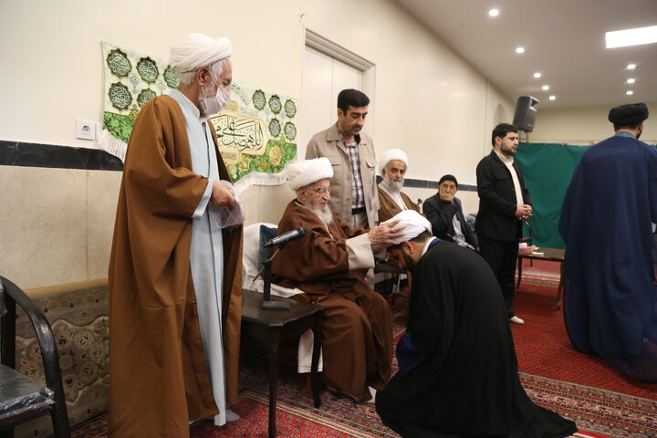 تصاویر| توسط حضرت آیت الله العظمی مکارم شیرازی جمعی از طلاب منصوریه ملبس شدند