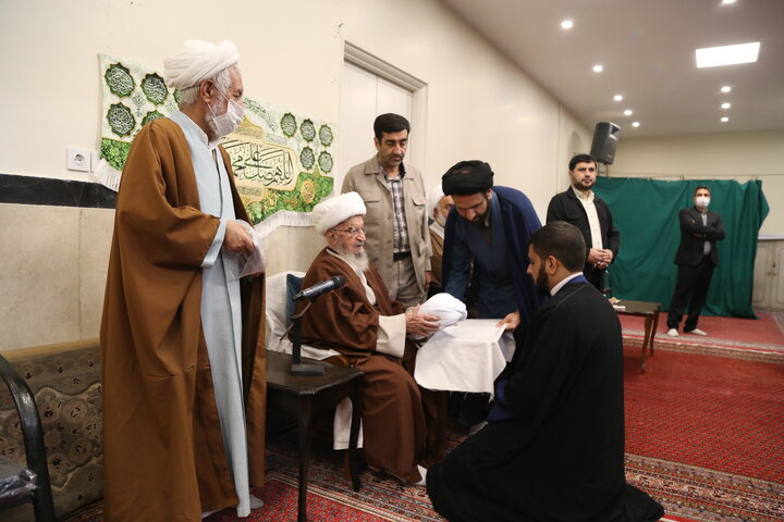 تصاویر| توسط حضرت آیت الله العظمی مکارم شیرازی جمعی از طلاب منصوریه ملبس شدند