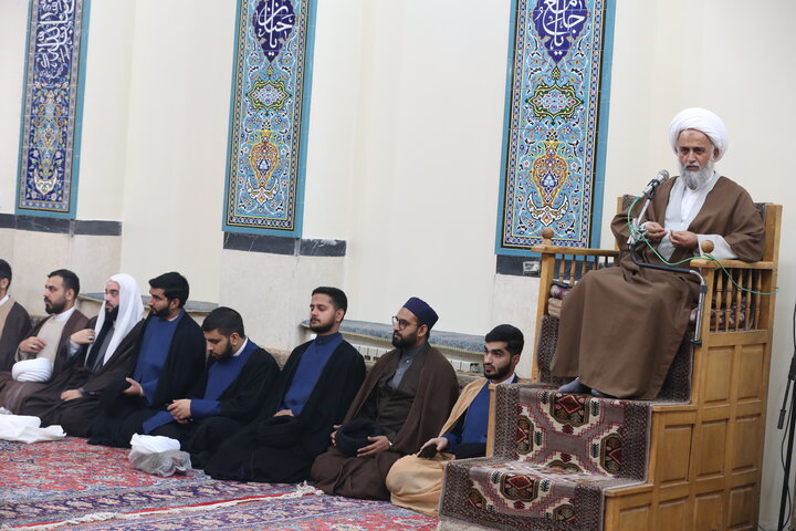 تصاویر| توسط حضرت آیت الله العظمی مکارم شیرازی جمعی از طلاب منصوریه ملبس شدند