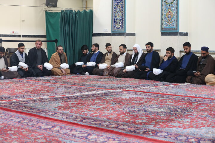 تصاویر| توسط حضرت آیت الله العظمی مکارم شیرازی جمعی از طلاب منصوریه ملبس شدند