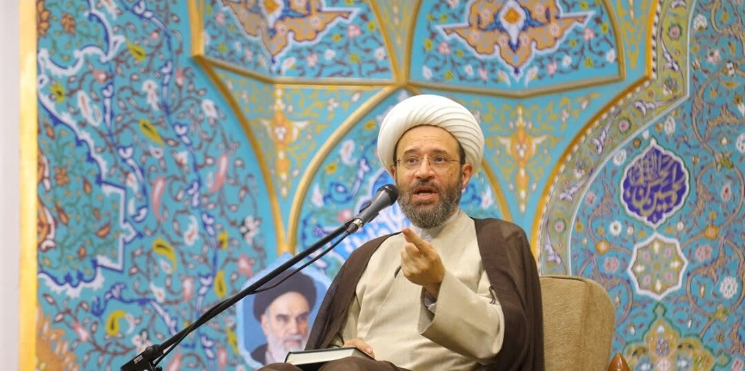 مؤمن در سختی‌ها و مشکلات ثابت‌قدم است