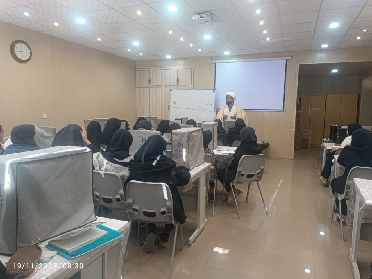 نشستهای تبلیغی آموزشی در دبیرستانهای کاشان برگزار شد +تصاویر