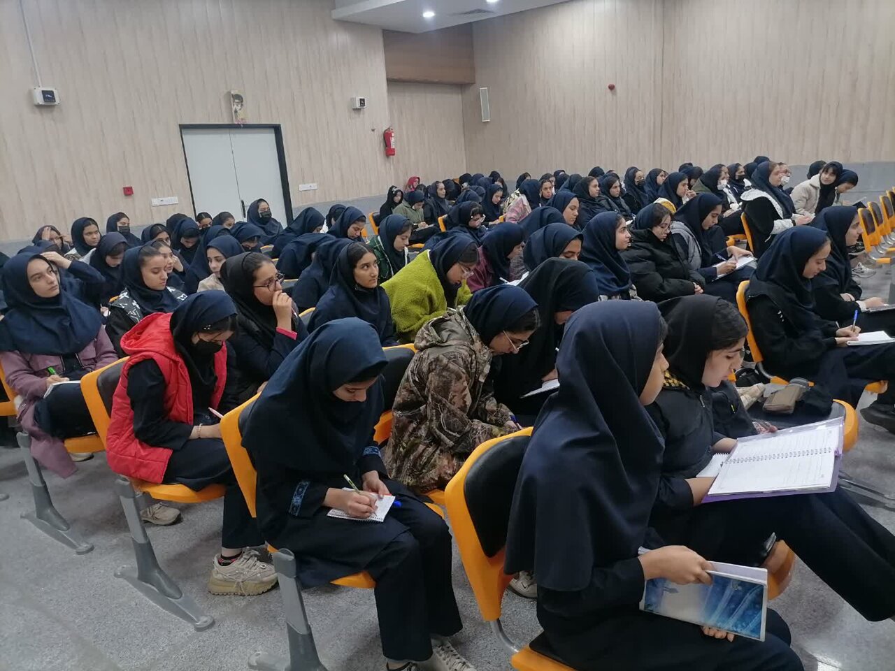 نشستهای تبلیغی آموزشی در دبیرستانهای کاشان برگزار شد +تصاویر