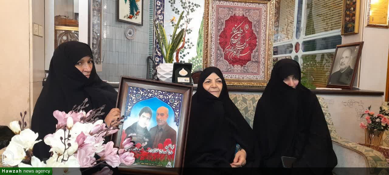 دیدار بانوان طلبه مدرسه علمیه شهید حسن حاج‌غفاری قم با مادر شهید حاج غفاری+ تصاویر