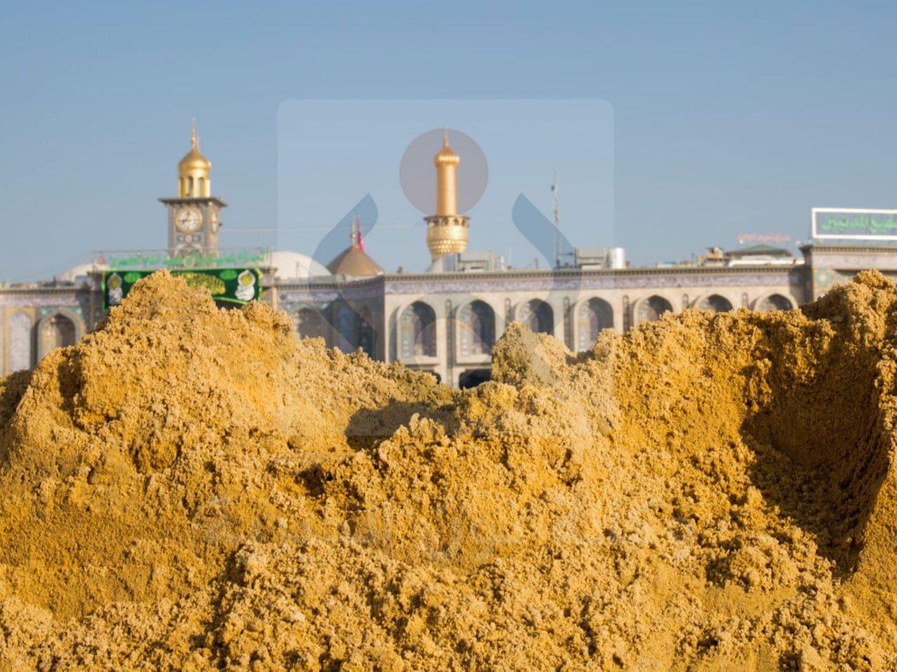 ظهور رمال صفراء یُعتقد أنها تعود لصحراء کربلاء خلال عملیات حفر في صحن الامام الحسن (عليه السلام) + فيديو