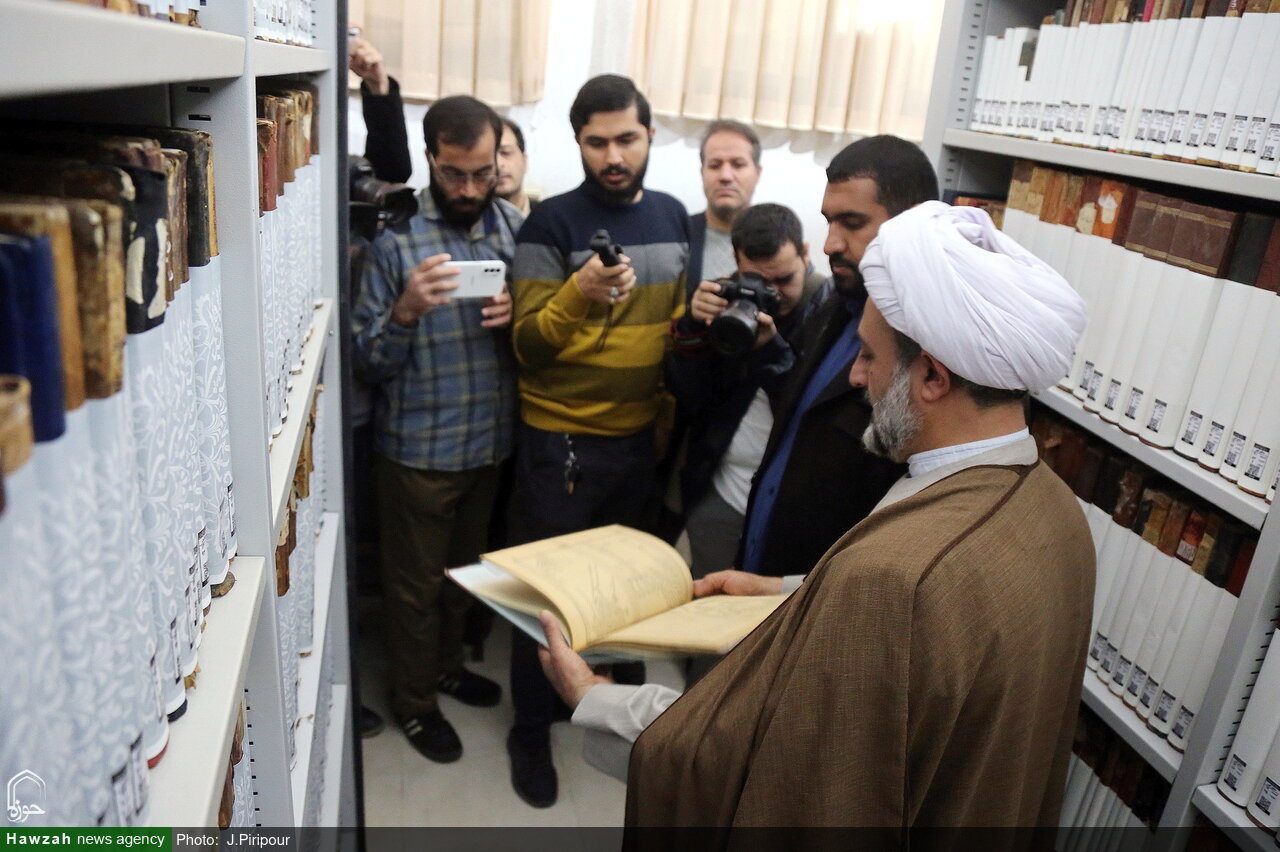تصاویر/ بازدید خبرنگاران از کتابخانه آیت‌الله‌العظمی گلپایگانی(ره)