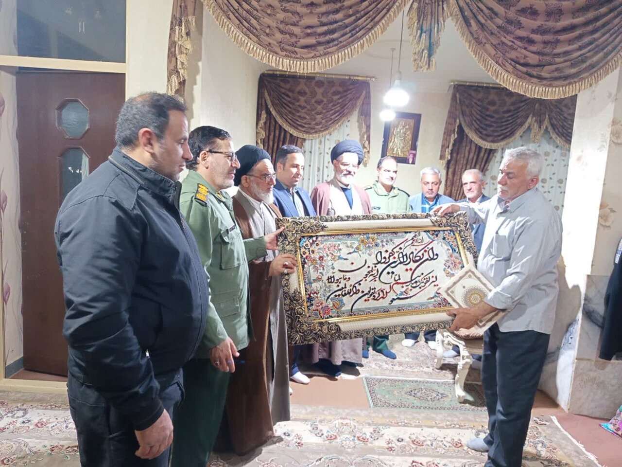 امام جمعه نطنز باخانواده شهید طلبه احمد حاجی‌زاده دیدار کرد+تصاویر