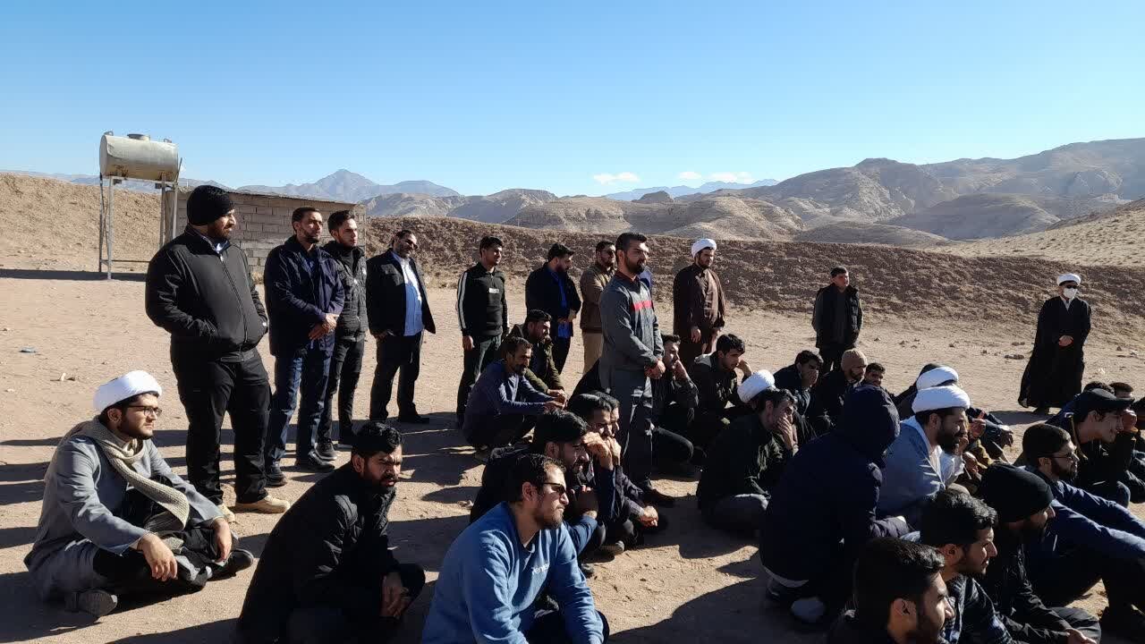 حضور جمعی از طلاب مدرسه علمیه امام مهدی(عج) و مؤسسه امام صادق(ع) در برنامه آموزش مهارت‌های دفاعی و نظامی در میدان تیر لشکر ۴۱ ثارالله کرمان با همکاری بسیج طلاب استان کرمان.