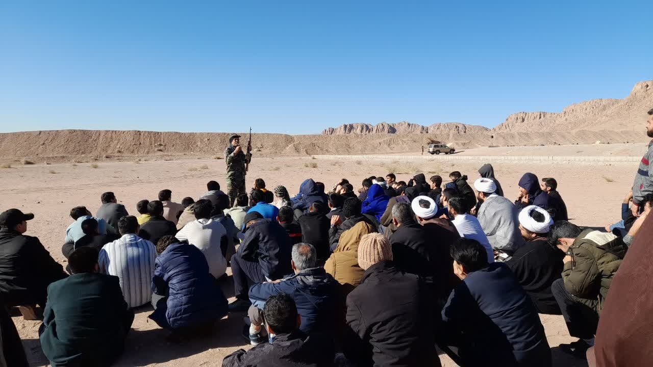 حضور جمعی از طلاب مدرسه علمیه امام مهدی(عج) و مؤسسه امام صادق(ع) در برنامه آموزش مهارت‌های دفاعی و نظامی در میدان تیر لشکر ۴۱ ثارالله کرمان با همکاری بسیج طلاب استان کرمان.