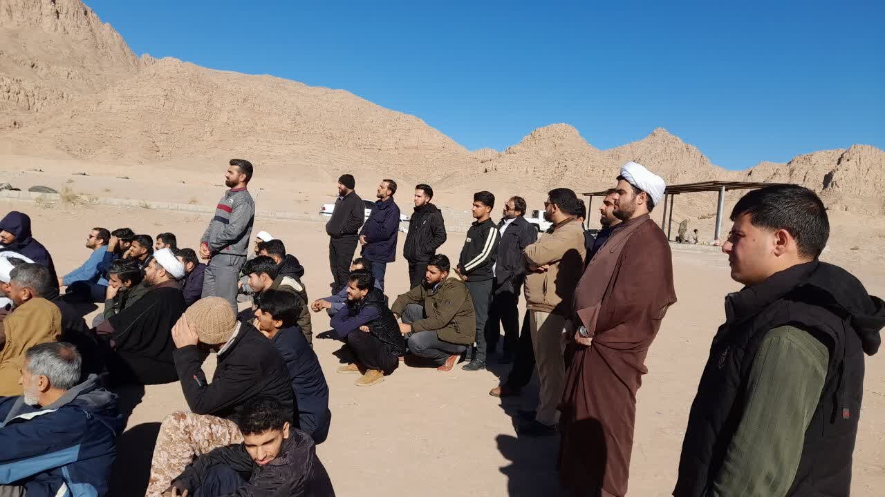 حضور جمعی از طلاب مدرسه علمیه امام مهدی(عج) و مؤسسه امام صادق(ع) در برنامه آموزش مهارت‌های دفاعی و نظامی در میدان تیر لشکر ۴۱ ثارالله کرمان با همکاری بسیج طلاب استان کرمان.