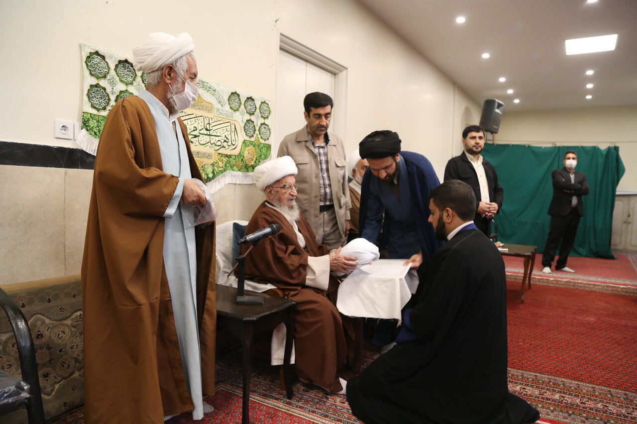 تصاویر/ تلبس جمعی از طلاب منصوریه توسط آیت‌الله‌العظمی مکارم شیرازی