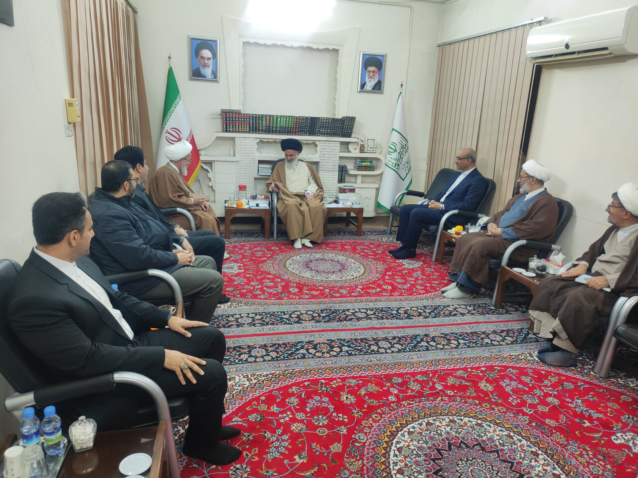 آية اللّه الحسينيّ البوشهريّ: قائد الثورة الإسلاميّة الإمام الخامنئيّ رجل الميادين الصعبة والمنعطفات المصيرية