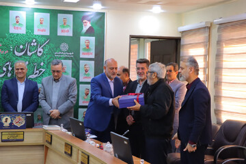 مراسم تکریم مادران و همسران شهدای جنگ تحمیلی ۱۲روزه کاشان برگزار شد+تصاویر