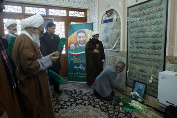 غبارروبی مزار شهید آیت‌الله مفتح توسط خادمان حرم حضرت معصومه(س) + تصاویر