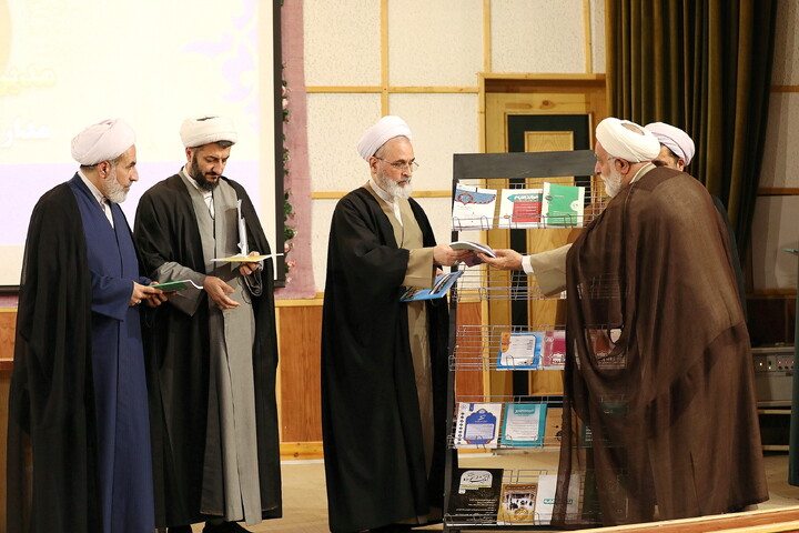 تصاویر/ اجلاسیه مدیران و معاونان پژوهش مدارس و مراکز حوزه علمیه قم