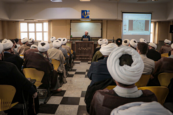 تصاویر/نشست تخصصی سواد رسانه‌ای و فضای مجازی ویژه اساتید مدارس علمیه همدان