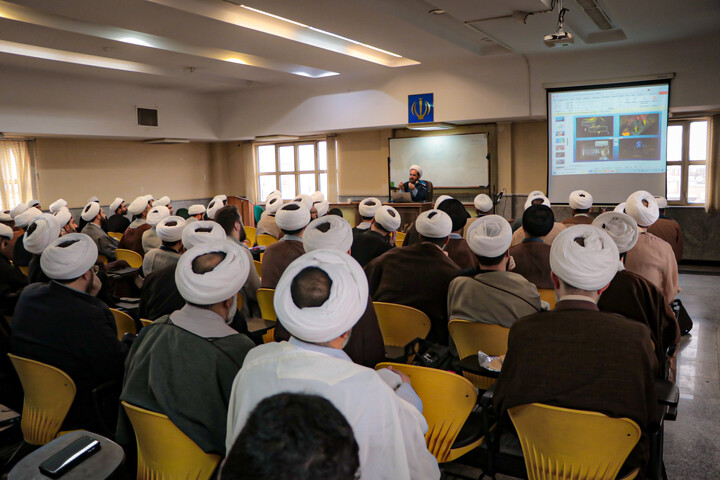 تصاویر/نشست تخصصی سواد رسانه‌ای و فضای مجازی ویژه اساتید مدارس علمیه همدان