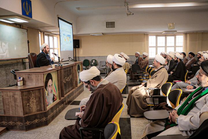 تصاویر/نشست تخصصی سواد رسانه‌ای و فضای مجازی ویژه اساتید مدارس علمیه همدان