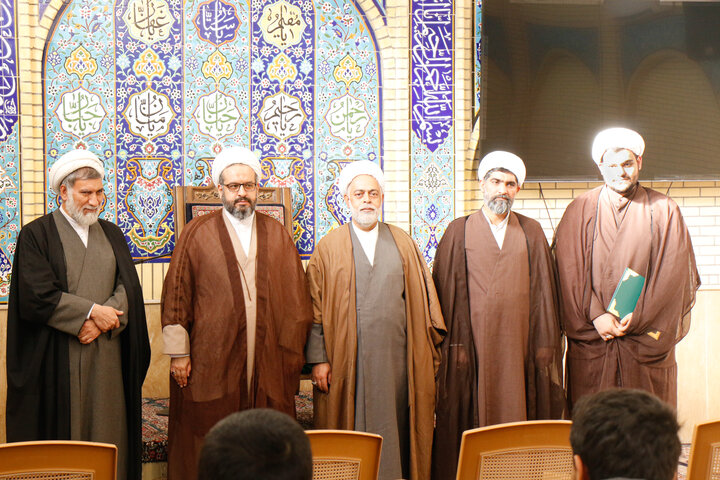 آیین اختتامیه جشنواره علامه حلی مدرسه علمیه صالحیه با حضور مدیر حوزه علمیه استان کرمان، اساتید و طلاب و ارائه مقالات پژوهشی طلاب منتخب.