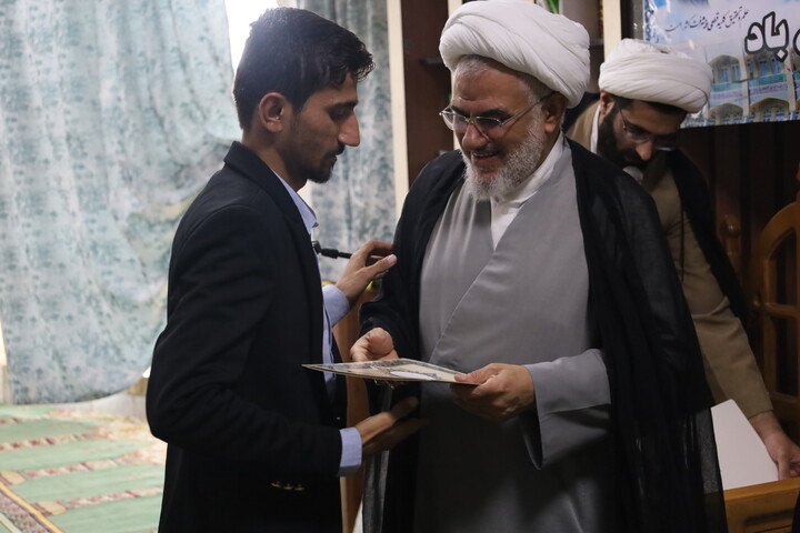 تصاویر/  اعطای مجوز گروه‌های جهادی حوزوی استان هرمزگان با حضور نماینده ولی‌فقیه و جمعی از جهادگران