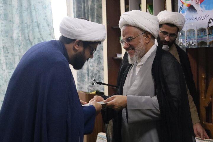 تصاویر/  اعطای مجوز گروه‌های جهادی حوزوی استان هرمزگان با حضور نماینده ولی‌فقیه و جمعی از جهادگران