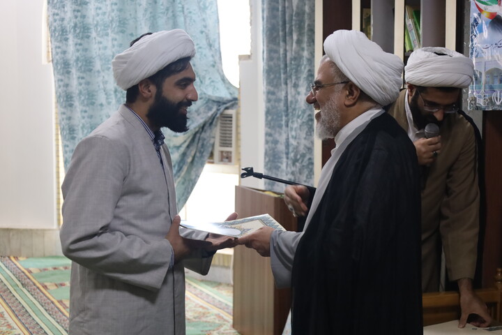تصاویر/  اعطای مجوز گروه‌های جهادی حوزوی استان هرمزگان با حضور نماینده ولی‌فقیه و جمعی از جهادگران