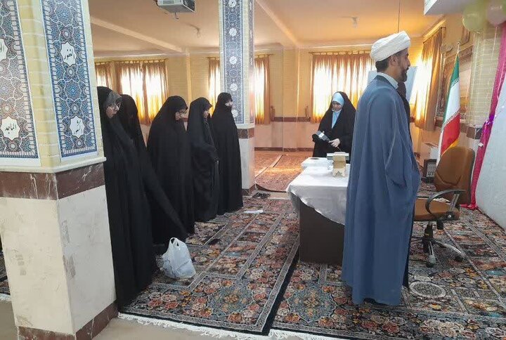 تصاویر/مراسم گرامیداشت ولادت حضرت فاطمه (س) و روز مادر در مدرسه علمیه خواهران کامیاران